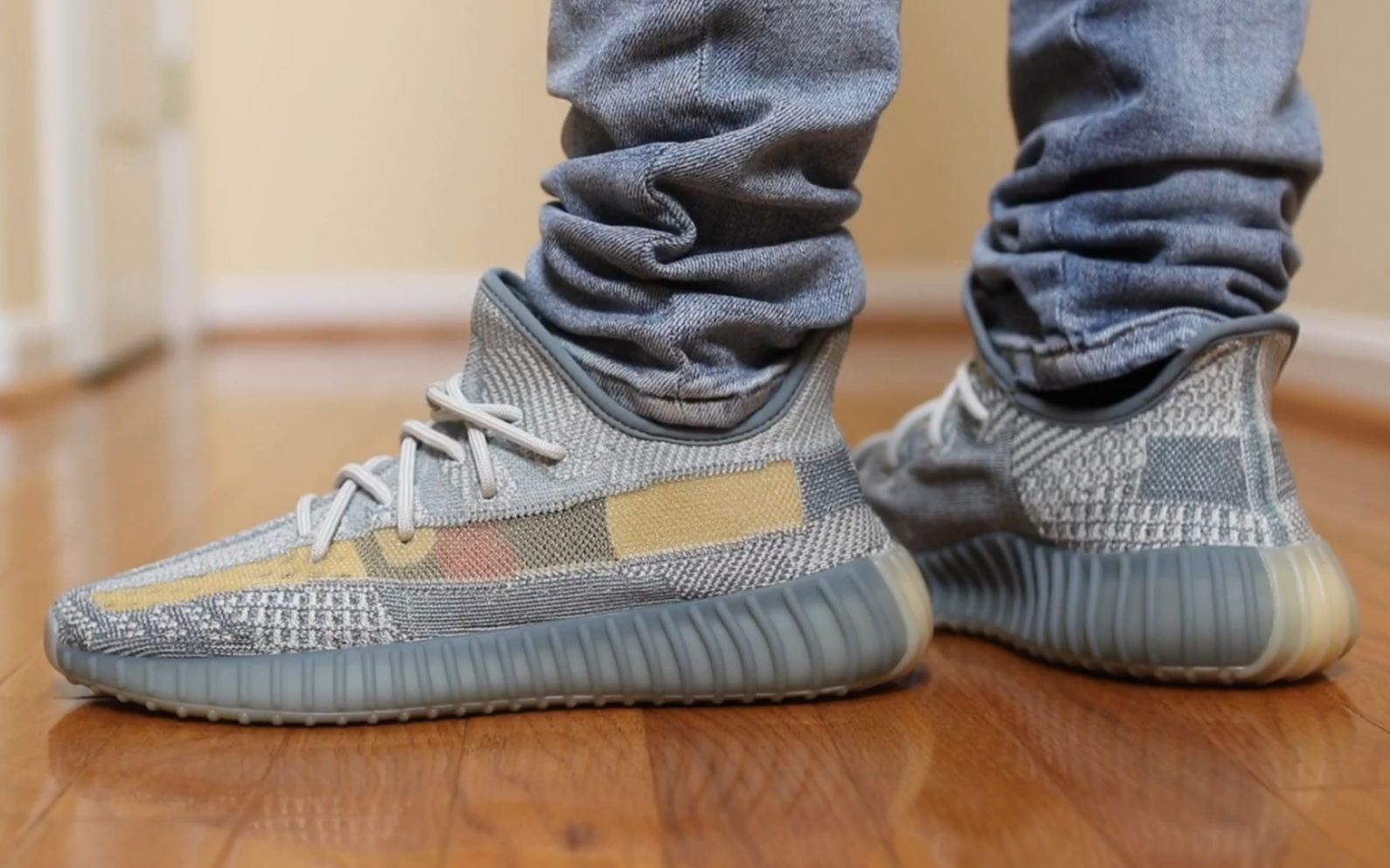 yeezy 350 v2 israfil 配色实物上脚 这次的配色大家觉得怎么样呢?