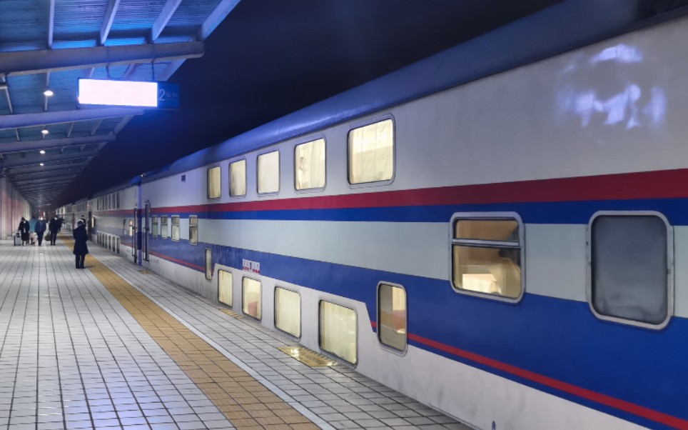 中国铁路全站首发全路唯一的原色双层列车k1003次达州站进站