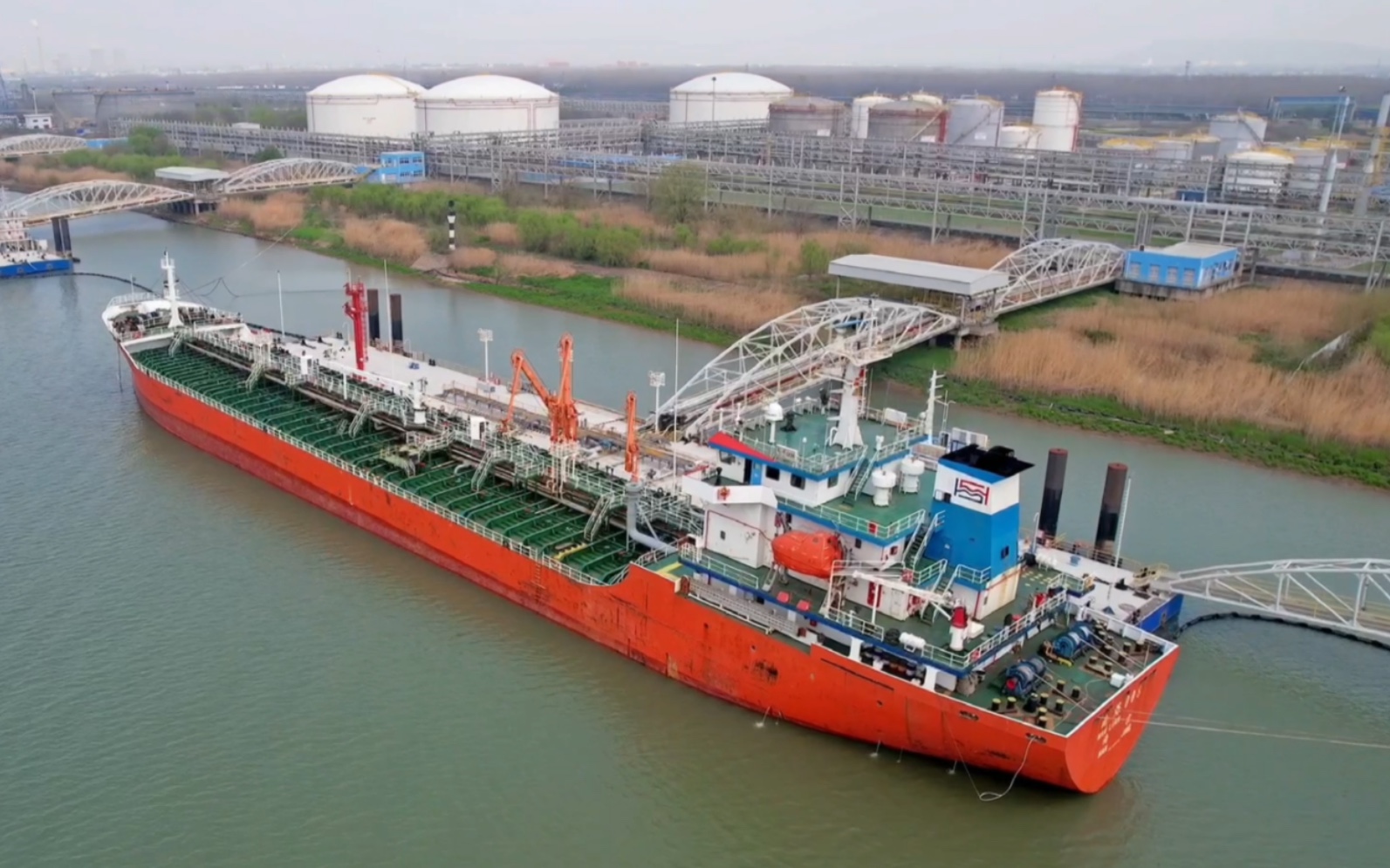 【航拍】静谧春江,万吨油轮"南炼002"卸货中