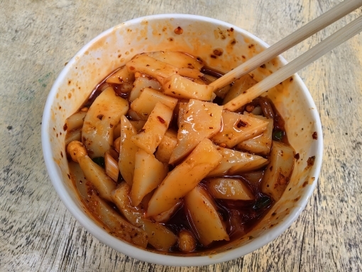 凉粉,头一次吃,吃到最后是又麻又辣,但味道确实不错.