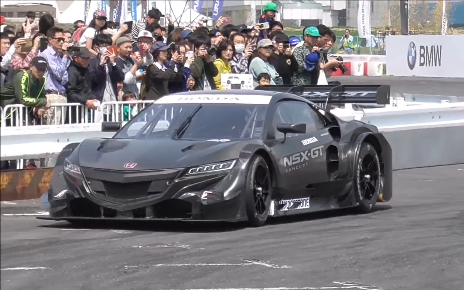 【日本gt500】本田nsx gt广场内玩起漂移,赛车避震太硬成跳跳车了