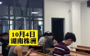 Descargar video: 男学生穿着成熟去上课，瞬间气质“超级加辈”，同学灵魂发问:换“老师”了？