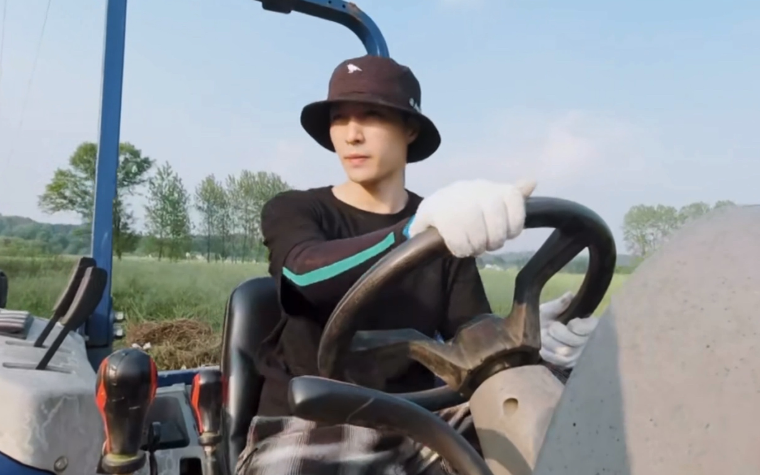 张艺兴 开拖拉机都这么帅 然而拖拉机熄火了