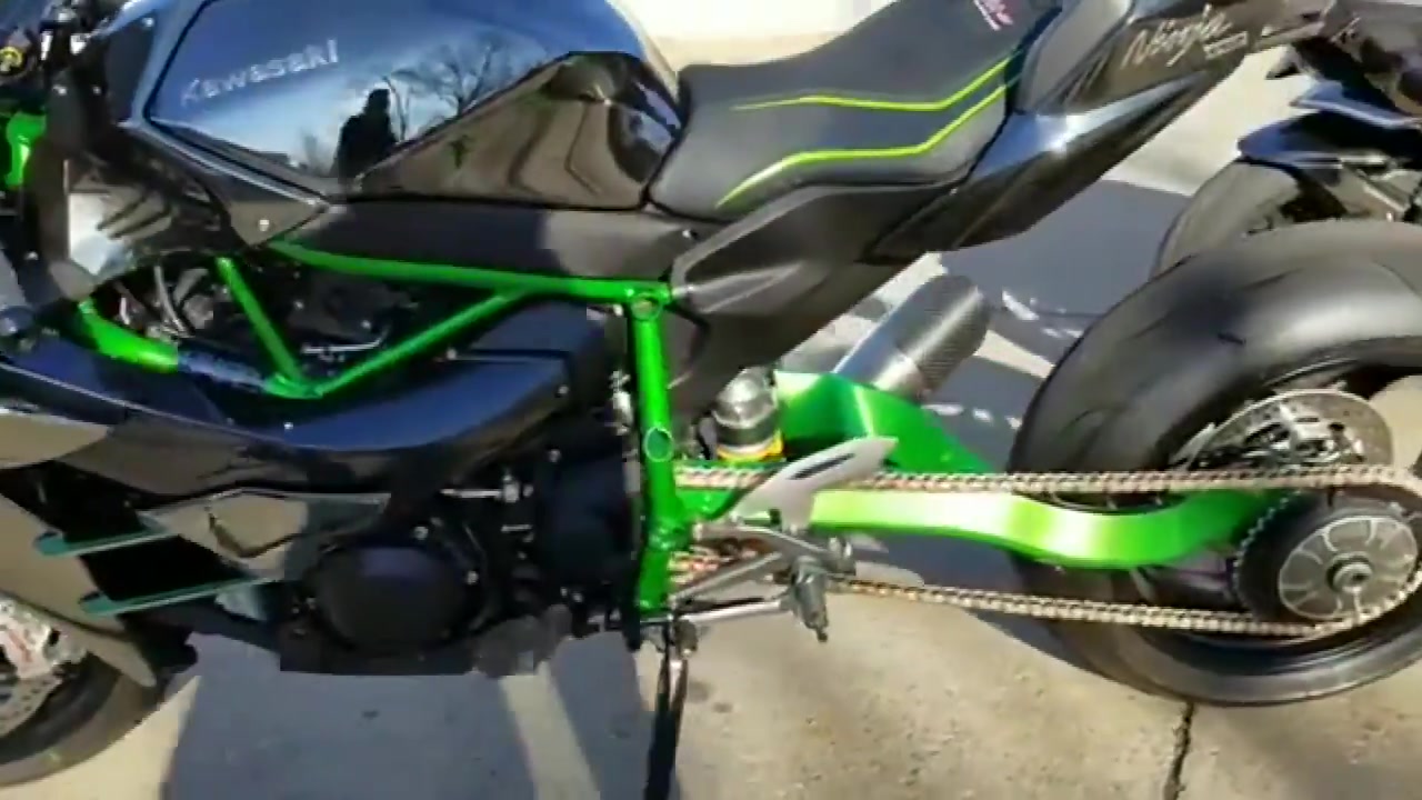 售价36万地表最强的摩托车川崎h2这个单摇臂看着也太帅气了