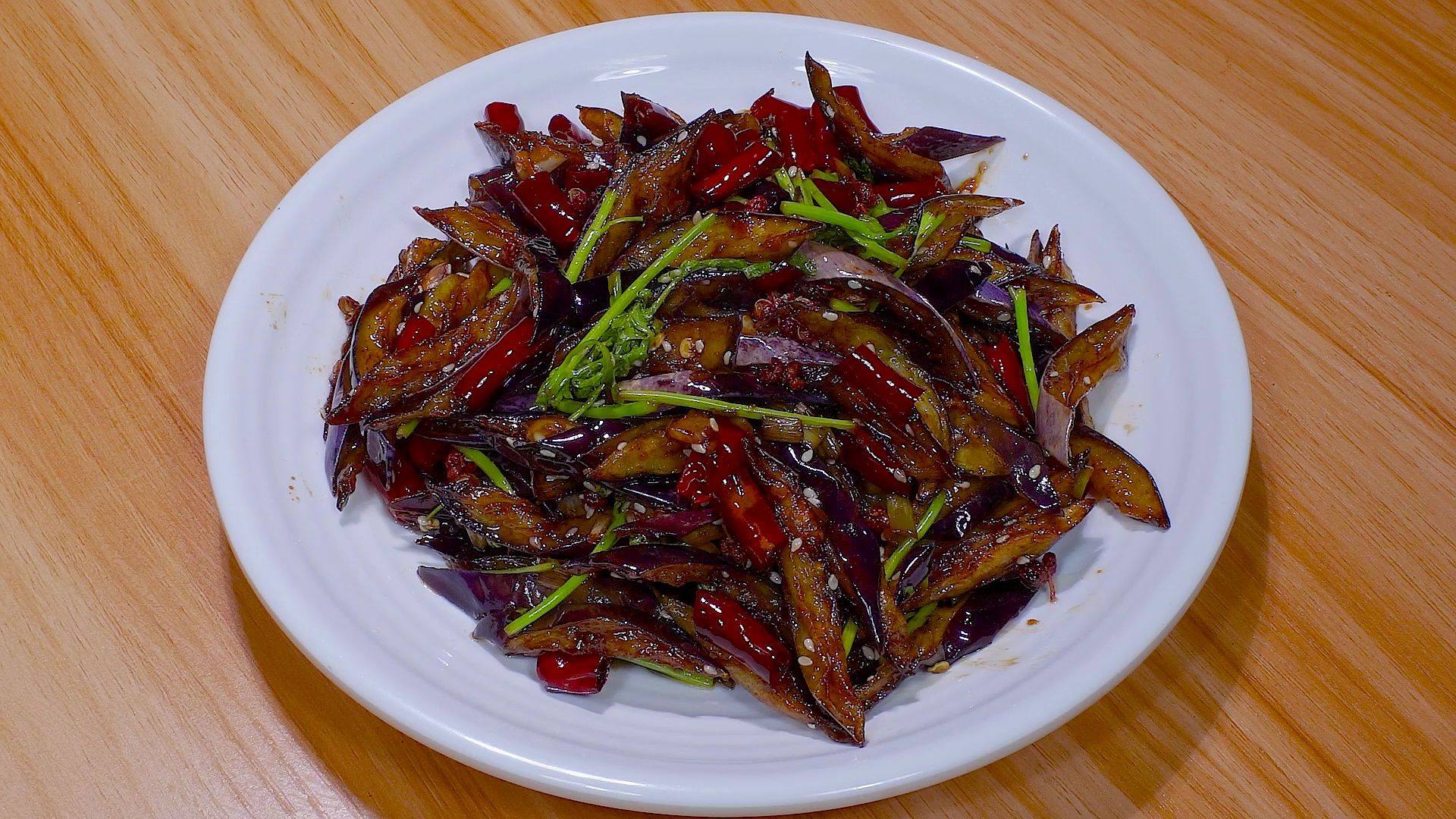 茄子别凉拌着吃了,像我这样做一道风味茄子,外酥里嫩,酸甜适口