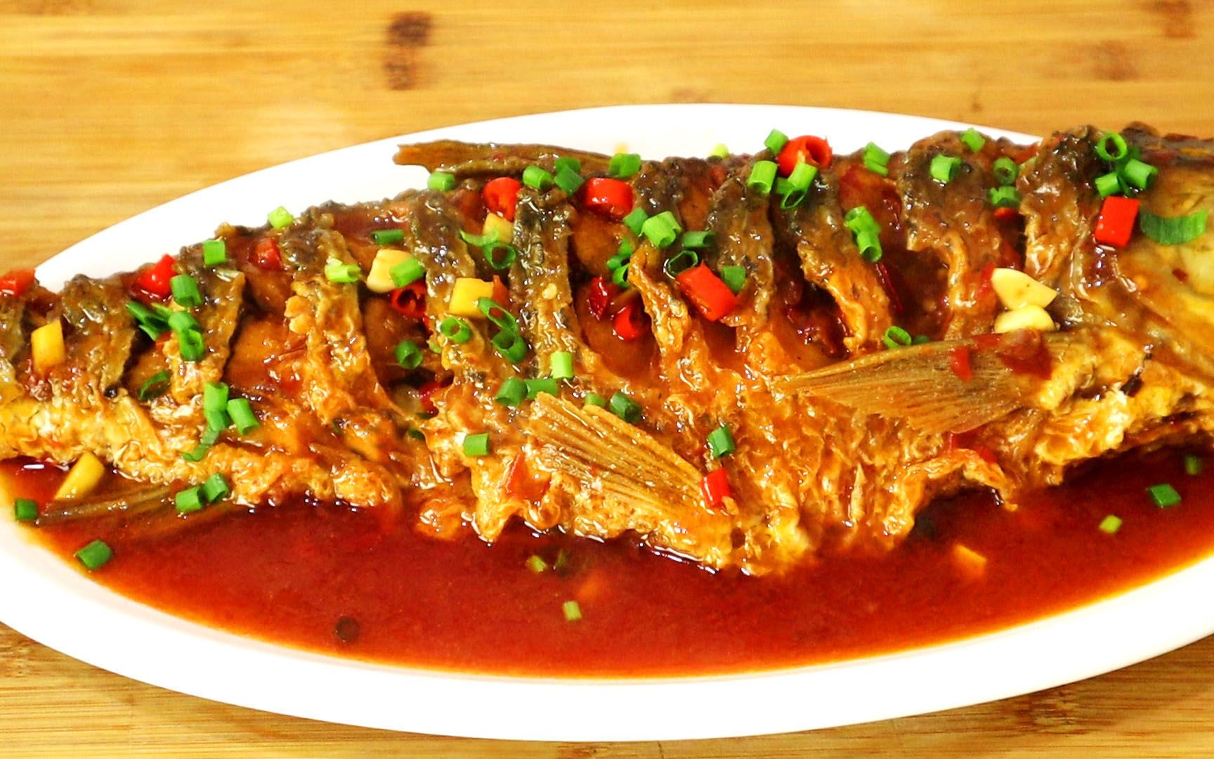 红烧草鱼好吃有诀窍,酒店大厨的操作步骤就是规范,色香味俱全