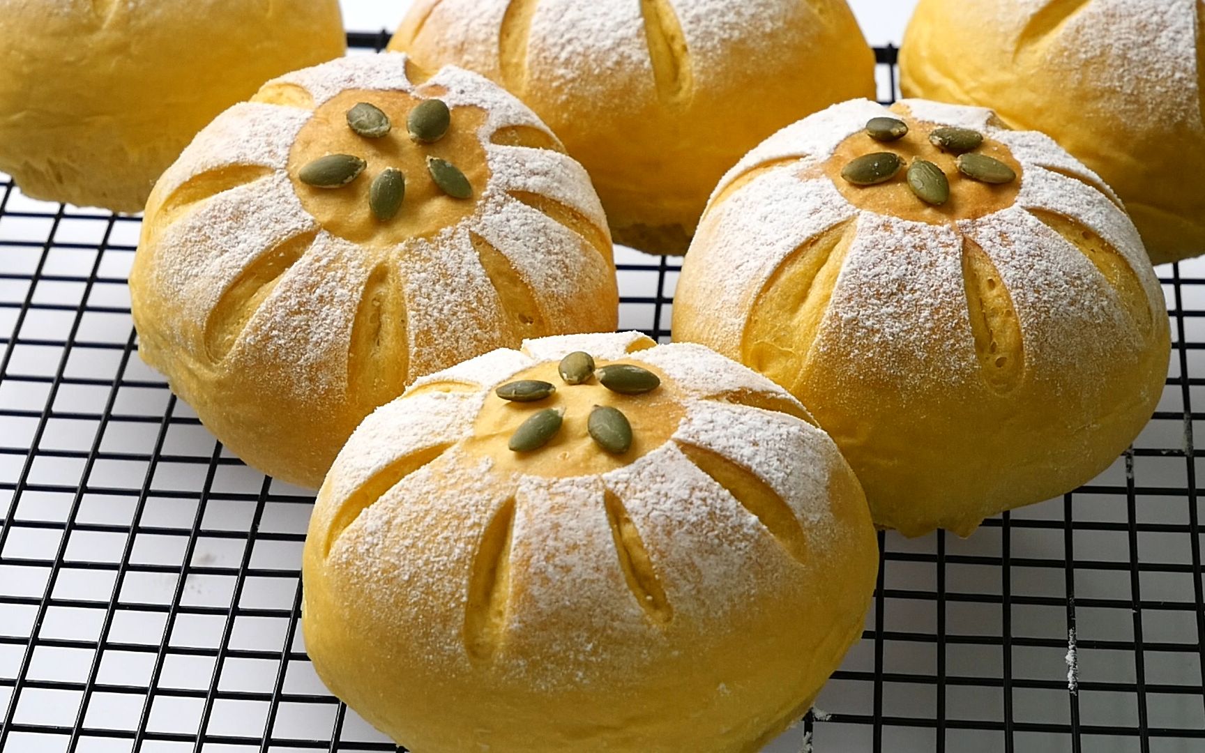 南瓜奶酥面包 美味南瓜加上浓郁的奶香 柔软又美味