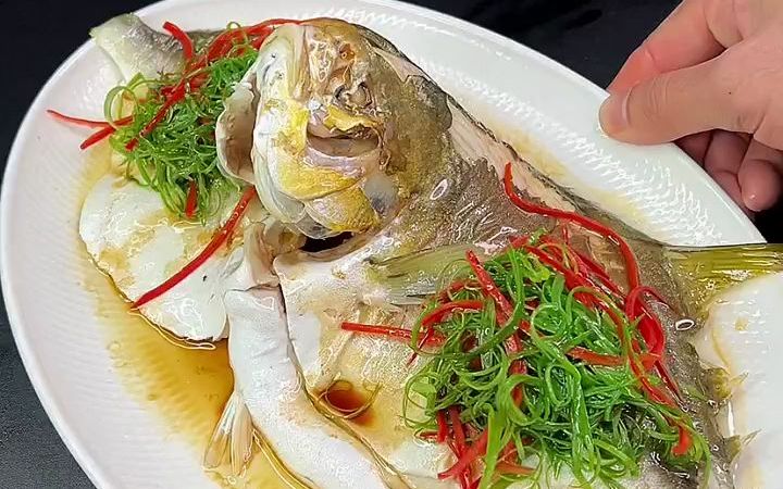 清蒸金鲳鱼你就这么做,简单美味,学会了,你家人夸你是大厨