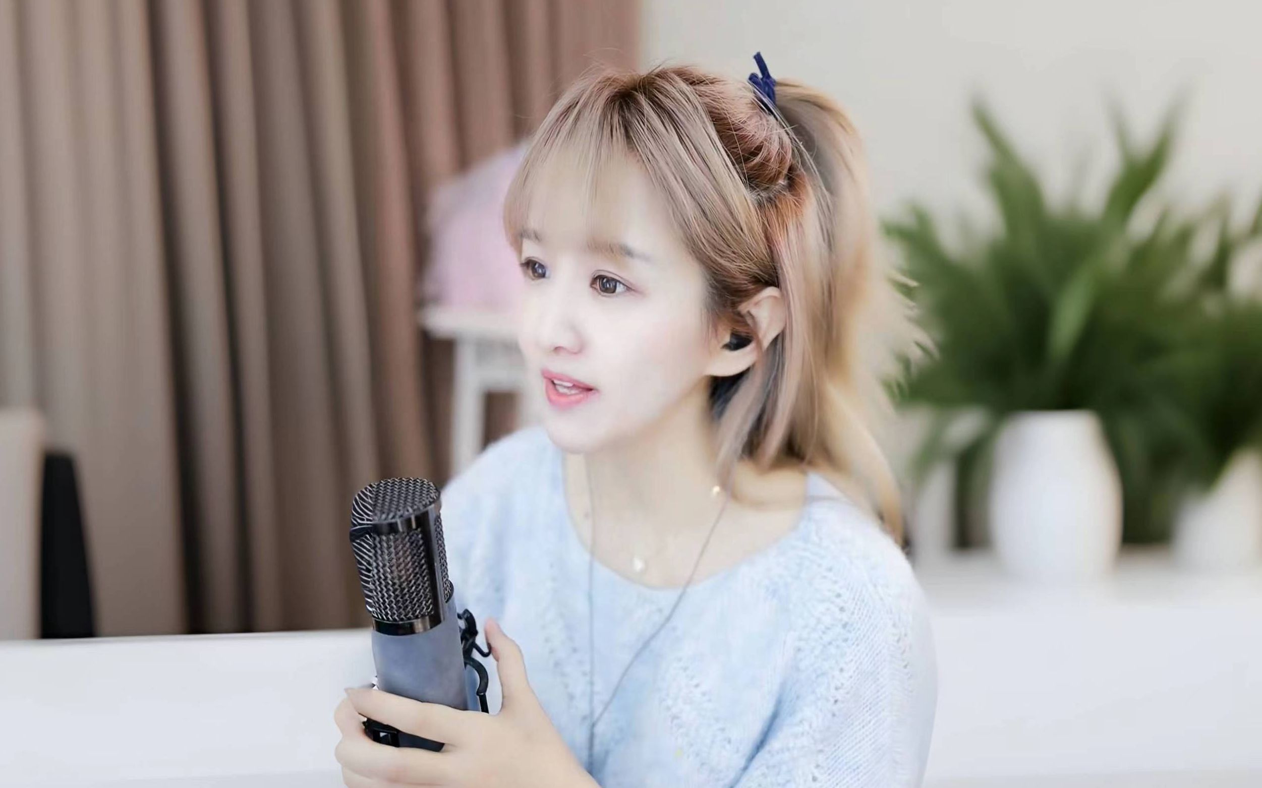 文儿演唱歌曲《姑娘别哭泣》