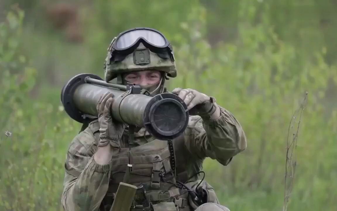 精锐毛子!俄罗斯特种部队士兵在坦波夫州,进行空降敌后方的突袭训练