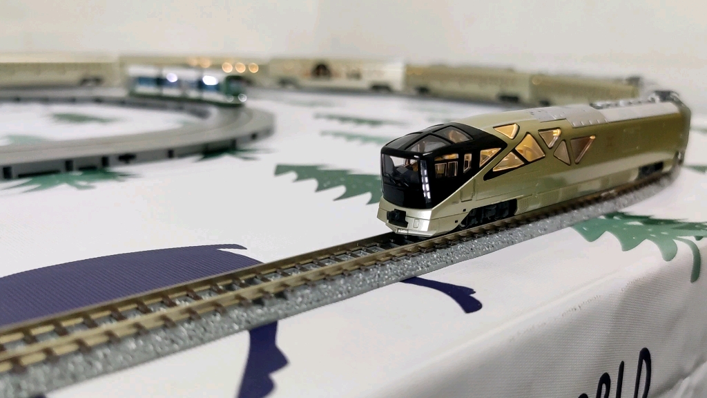 n比例火车模型 四季岛豪华旅游列车和广岛电铁一起跑车_哔哩哔哩_bili