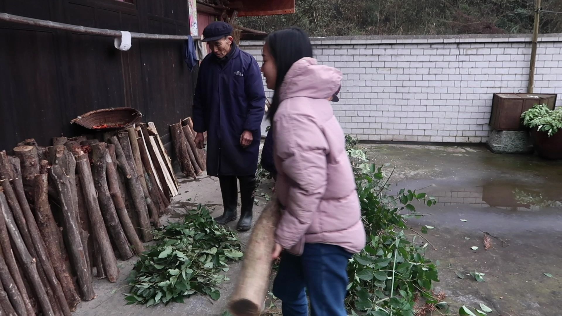 千元级木材“黄檀木”,爷爷用来当柴烧,最重的一根起码有20斤,车珠子应该有价值哔哩哔哩bilibili