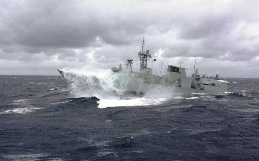 【纪录】惊涛骇浪中行驶的军舰,隔着屏幕都提心吊胆