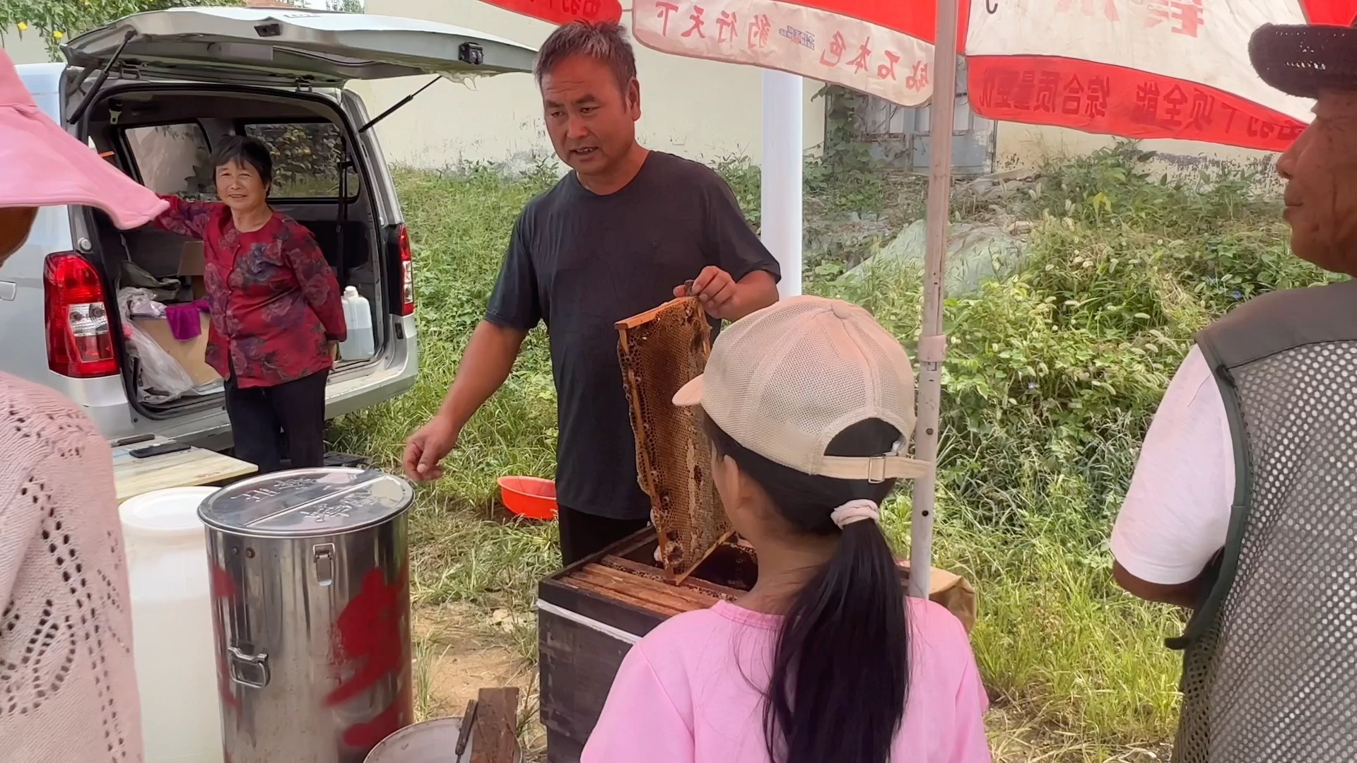 蜂农自己赶集卖蜂蜜,10元一斤,农科院提供技术,现摇现卖不多见哔哩哔哩bilibili