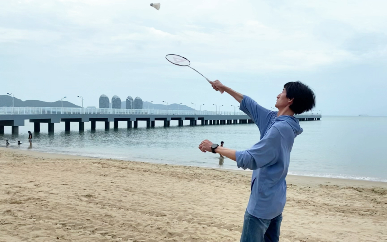被困太久不敢贸然下海,在沙滩边打羽毛球热身先