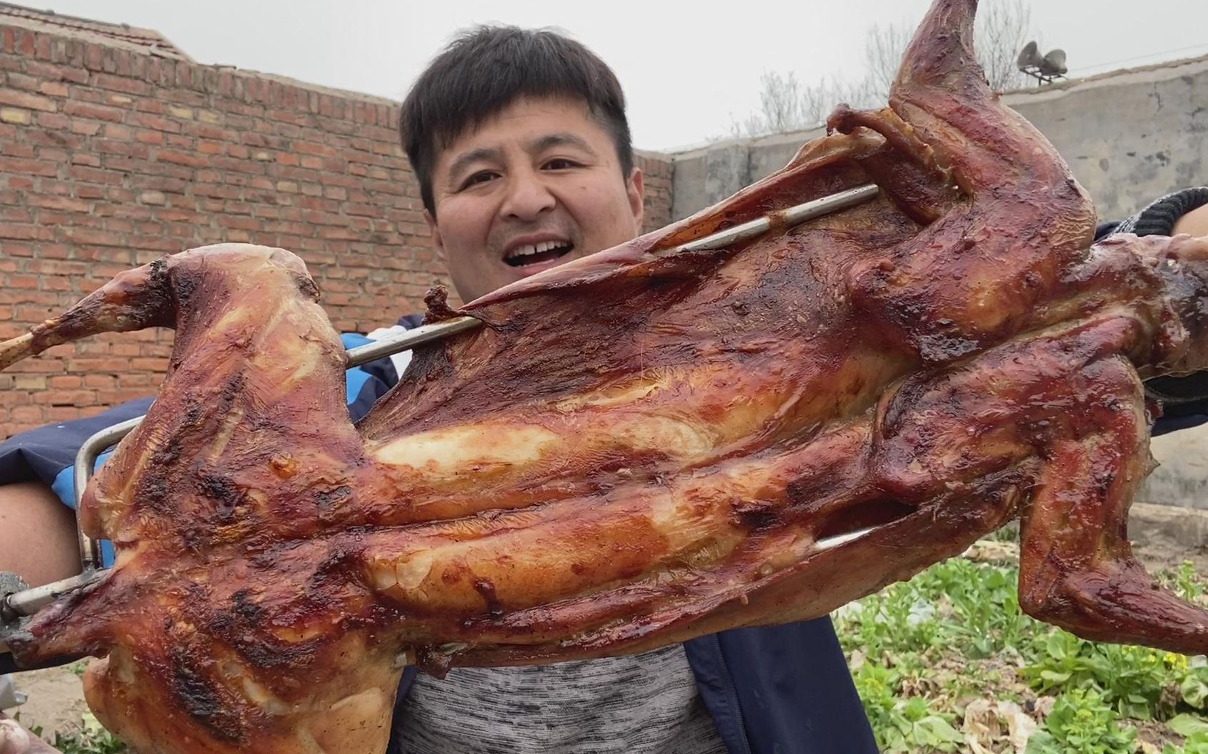 烤兔子配大蒜一口兔肉一口蒜简简单单一顿饭配着蘸料吃很香