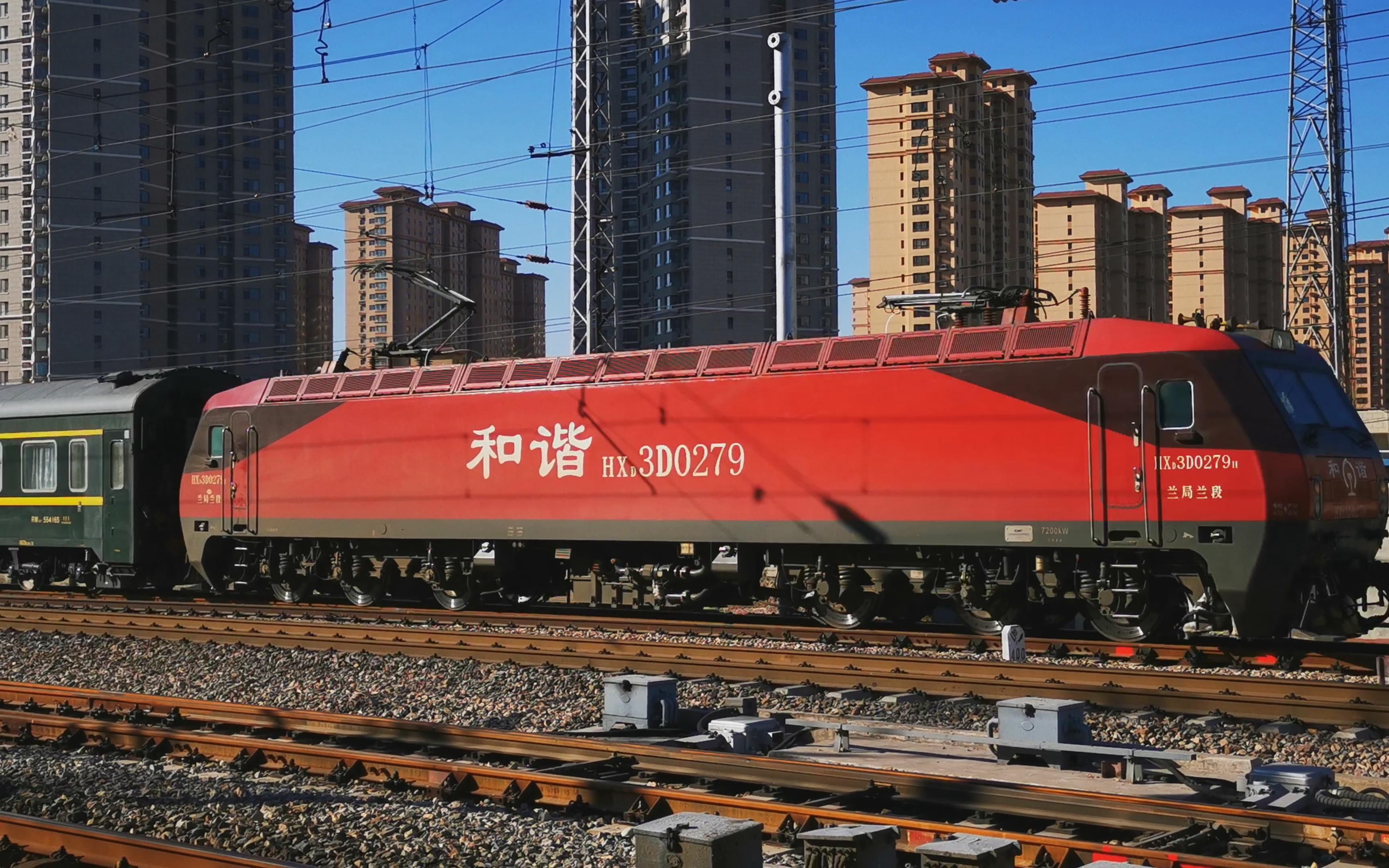 第一次见货运火车头拉直达车厢快速通过石家庄站不上旅客