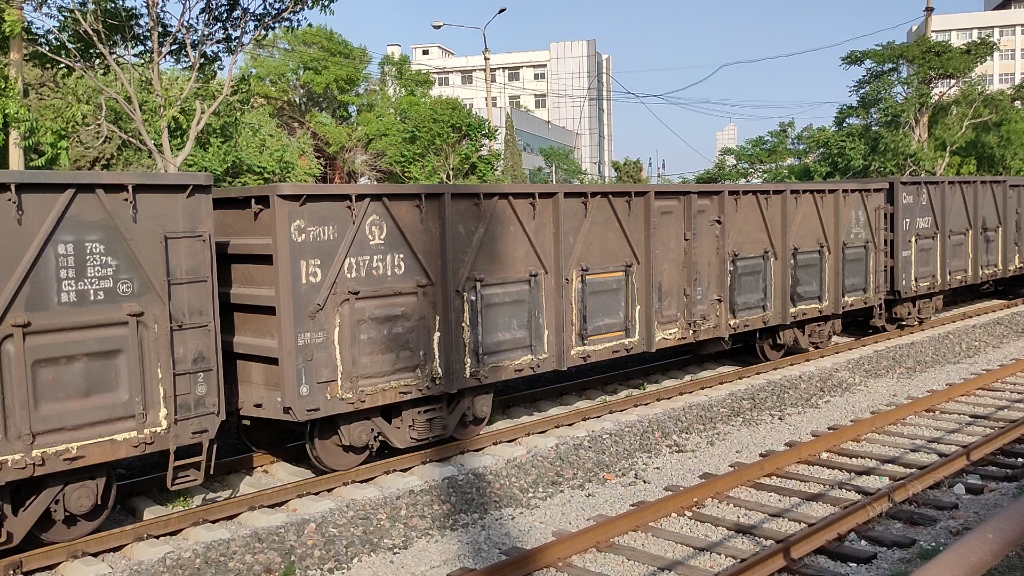 【天津新港】一号路铁路货车通过