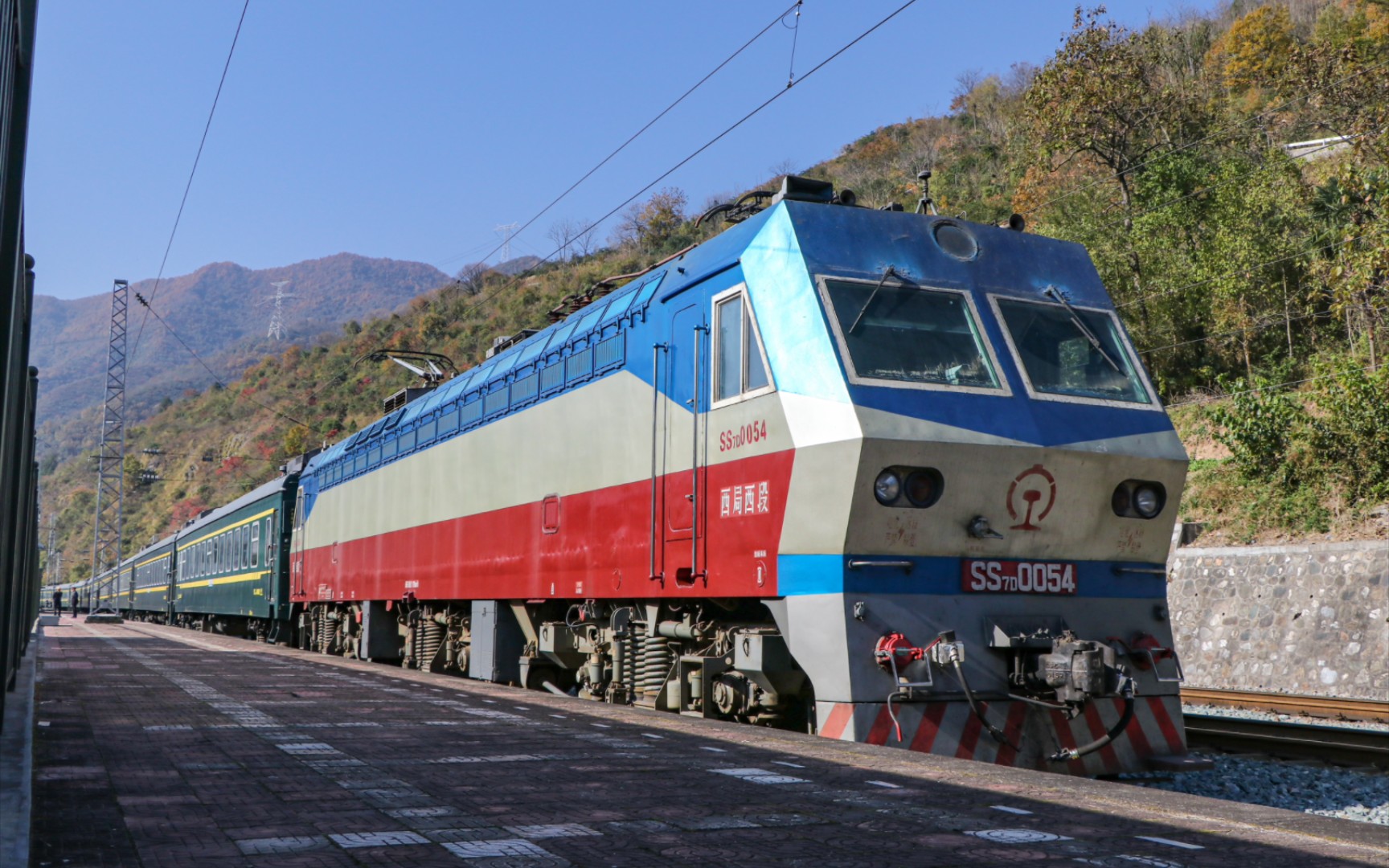 【启机】西局西段ss7d-0054牵引6064次徐家坪站一道发车