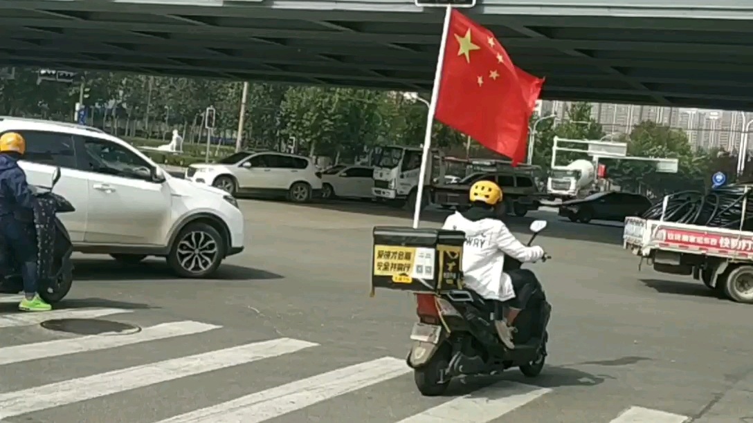 祖国生日快乐外卖小哥把国旗放在身旁把祝福放在心上点赞