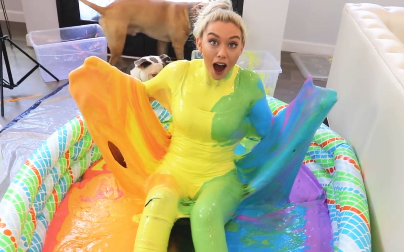 小姐姐在彩虹泥里面泡澡,场面非常美!却粘在了头发上!