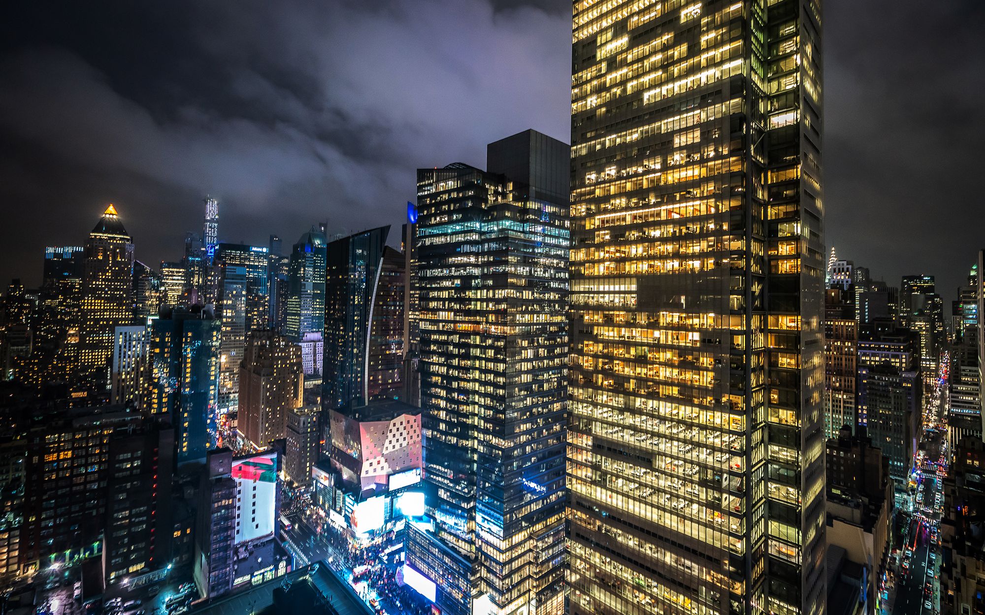 在dear irving酒吧看到的窗外纽约城市摩天大楼夜景灯光