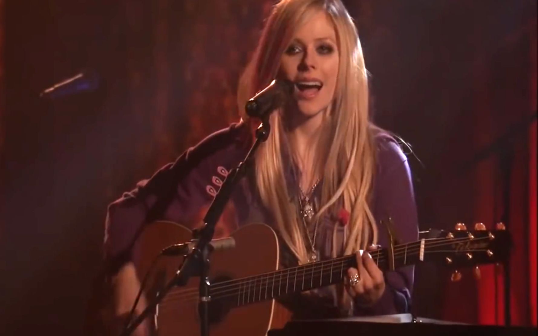 [图]【敲开天堂之门】Avril Lavigne - Knockin' on Heaven's Door (Acoustic) 2007