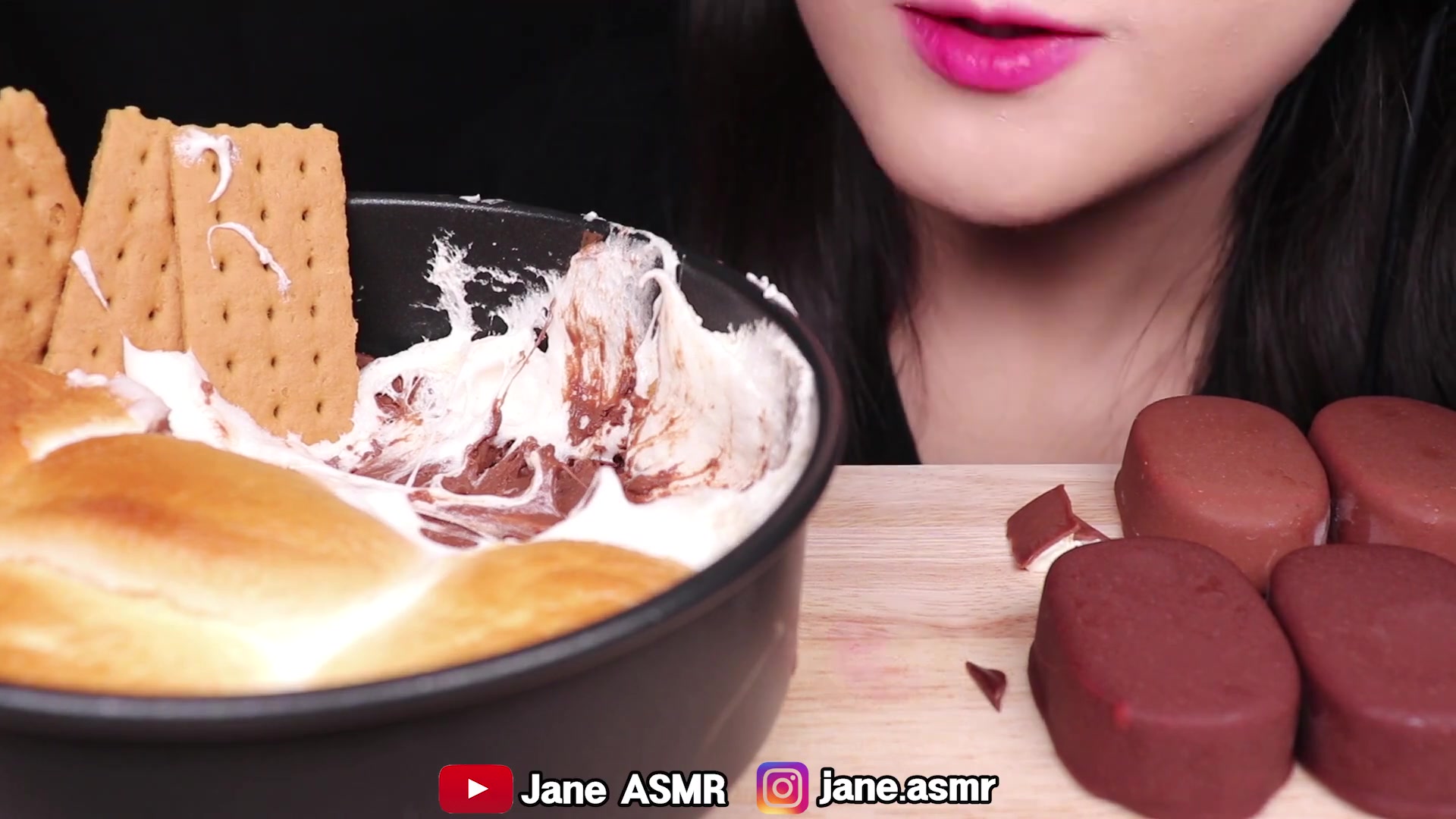 【jane】吃播 烤棉花糖配饼干 巧克力脆皮冰淇淋_哔哩哔哩 (゜-゜)つ