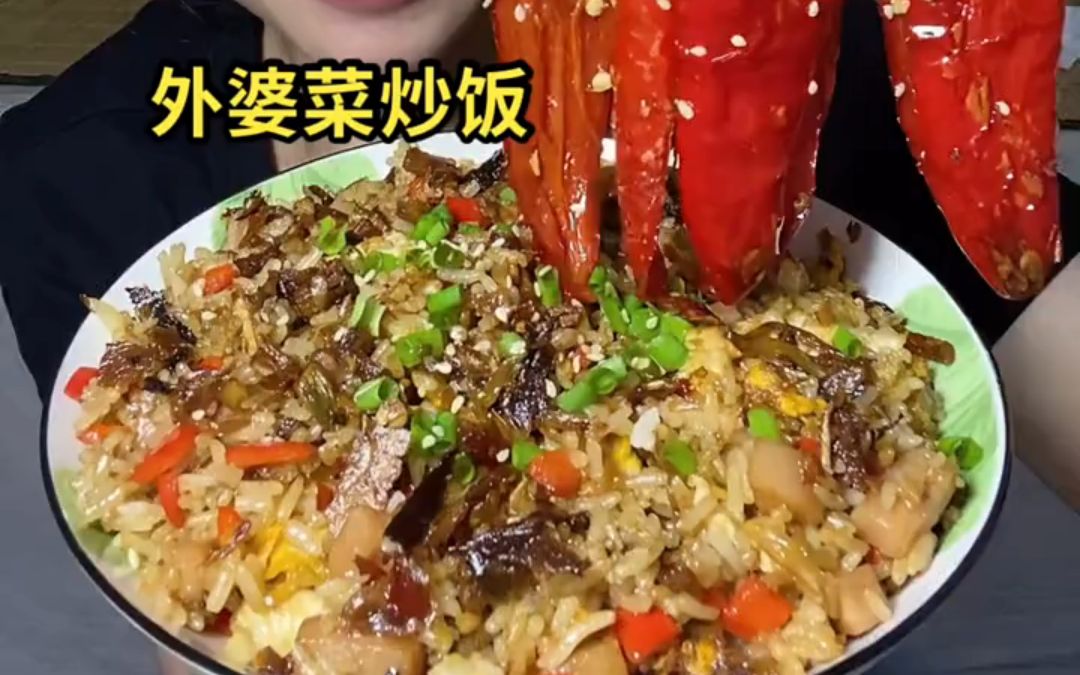 有人说炒饭实则只是“冷饭的营销”.据说隋朝越国公杨素发明了蛋炒饭,时称碎金饭.后来蛋炒饭就在拜金的路上一路狂奔成一个土豪,干脆叫起了金包银...