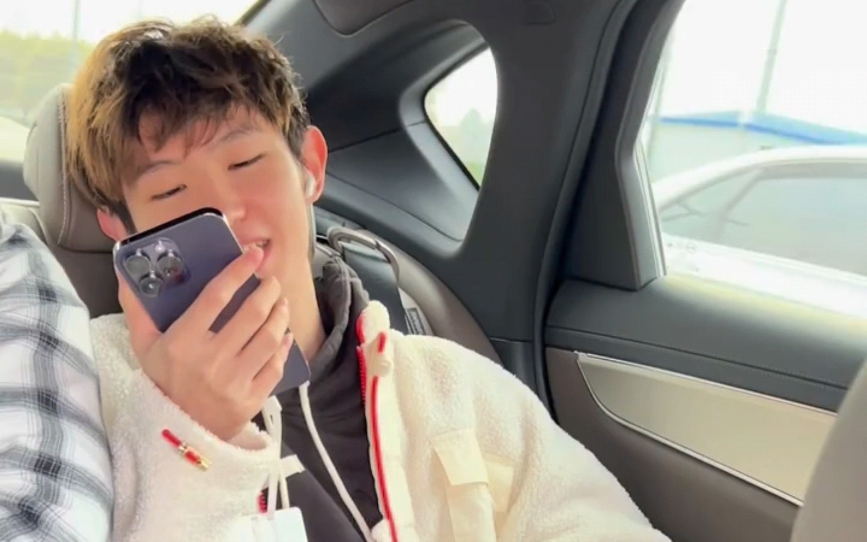 kpl电竞百灵鸟一诺又出一首新"单曲"《戒烟》,徐必成出品主打的就是