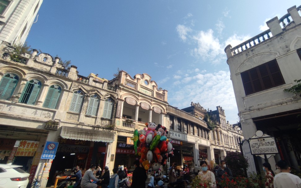 海南海口解放西附近的骑楼老街,南洋风格建筑,旅游景点之一,骑着电动