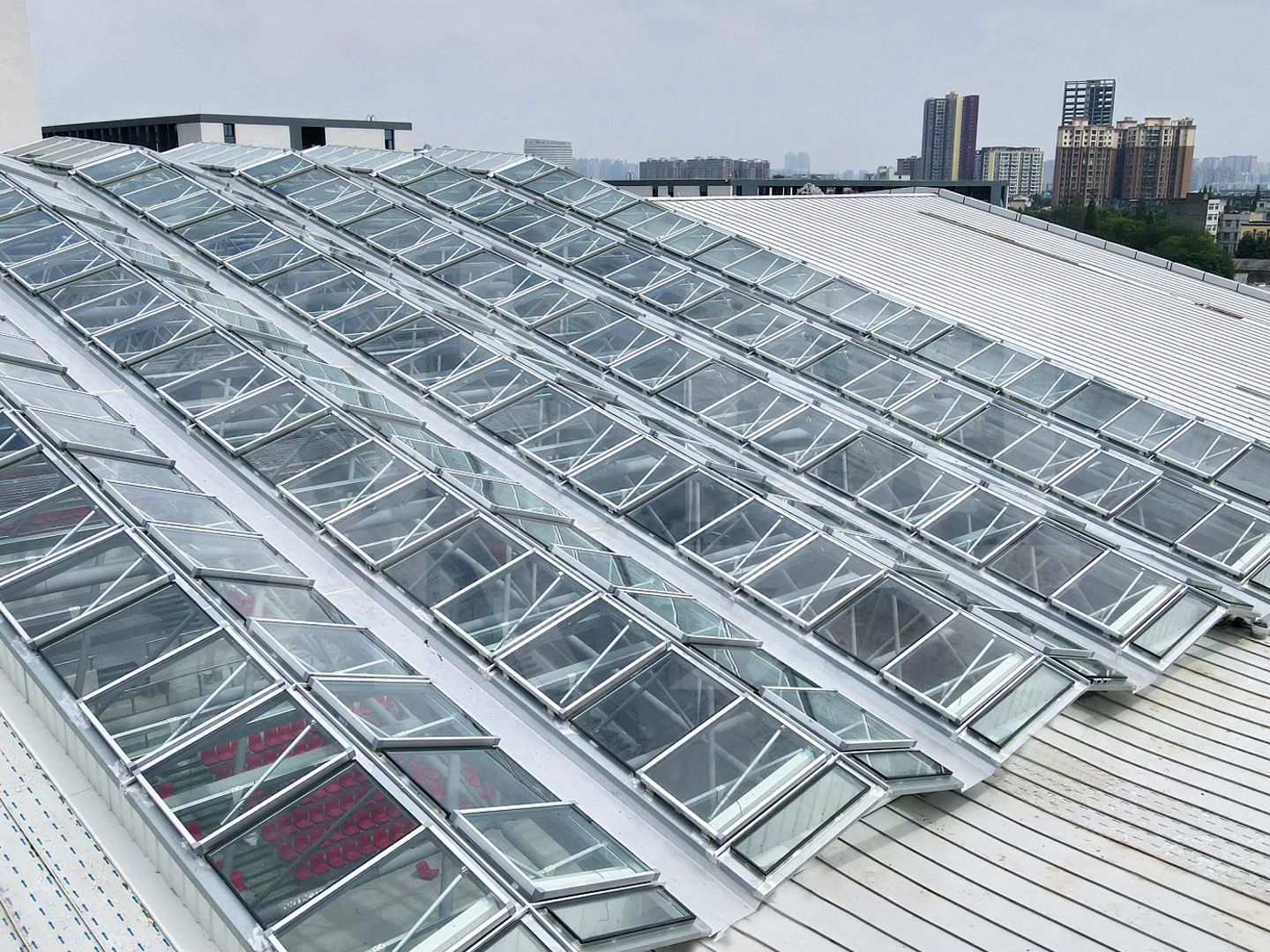 【四川莱奥天窗】三角型电动采光排烟天窗主要特点