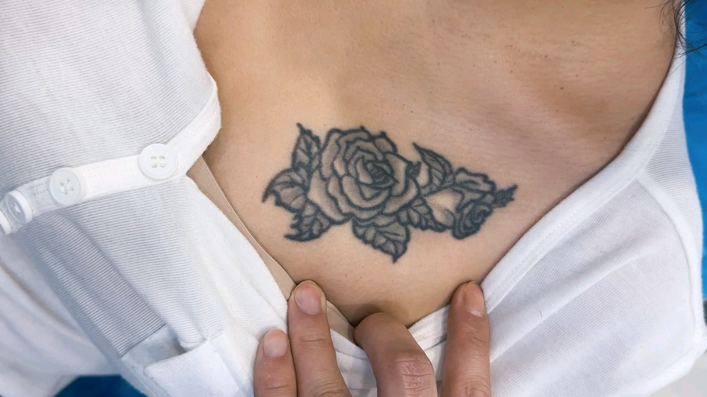 胸口素花纹身清洗过程记录