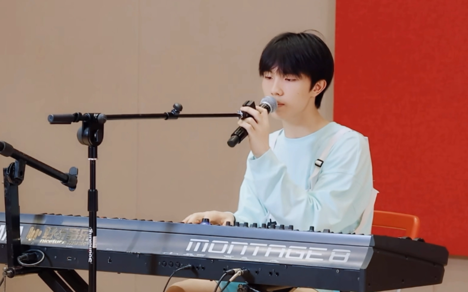 存几个苏新皓的唱歌片段