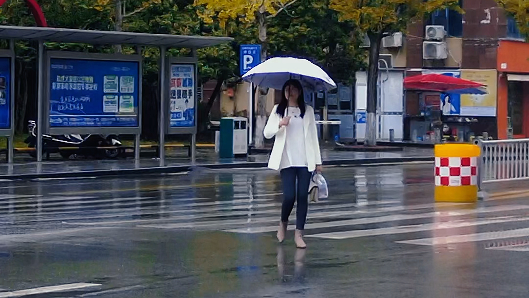 “雨后的街道 看人来人往 才开始慢慢明白我才是个过客” 下雨天 分手文案 喜欢你的人很多 卑微爱情 遗憾文字emo视频 拍摄视频素材 #视频素材 #雨天素材...