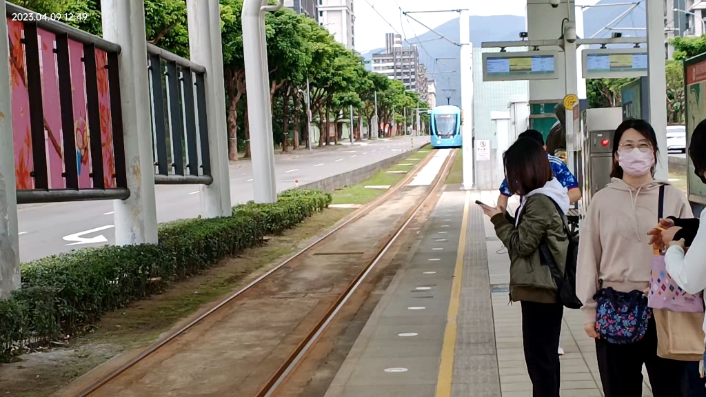 [图]淡海輕軌藍海線 濱海沙崙站列車進站