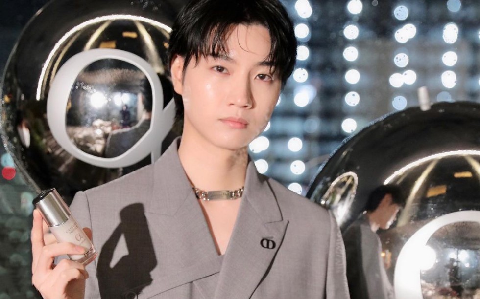 【樱田通】灰色西装有点性感 | dior