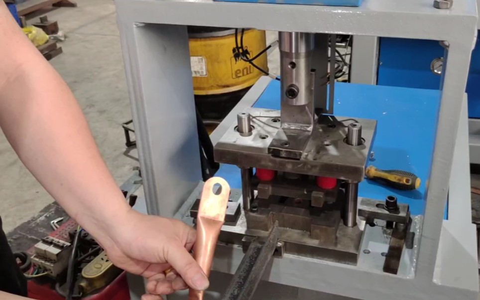 做拉杆用的圆管压扁冲孔模具设计有啥问题没想明白?