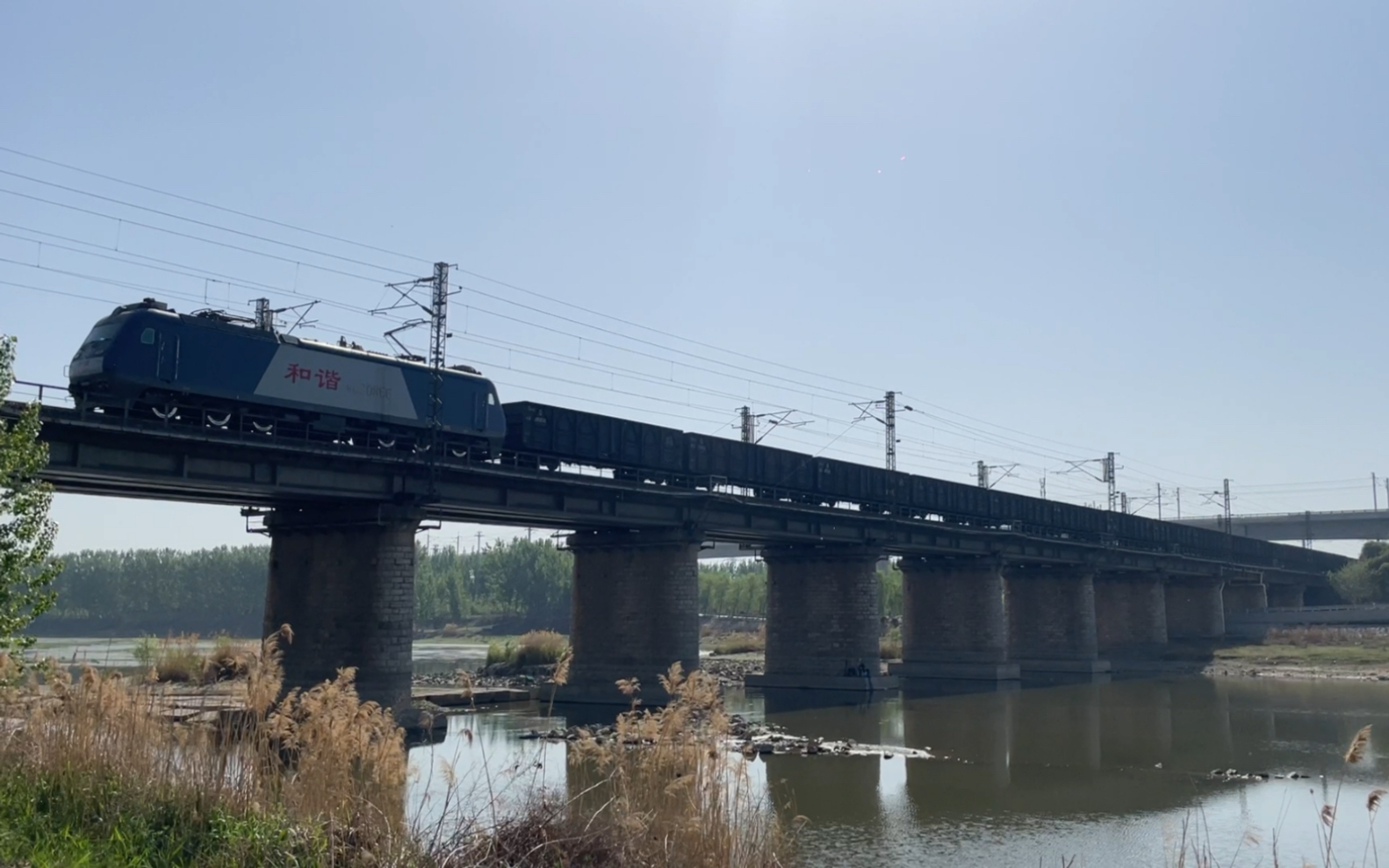 济局西段hxd30866牵引55辆敞车编组的货物列车通过京沪线泗河铁路桥