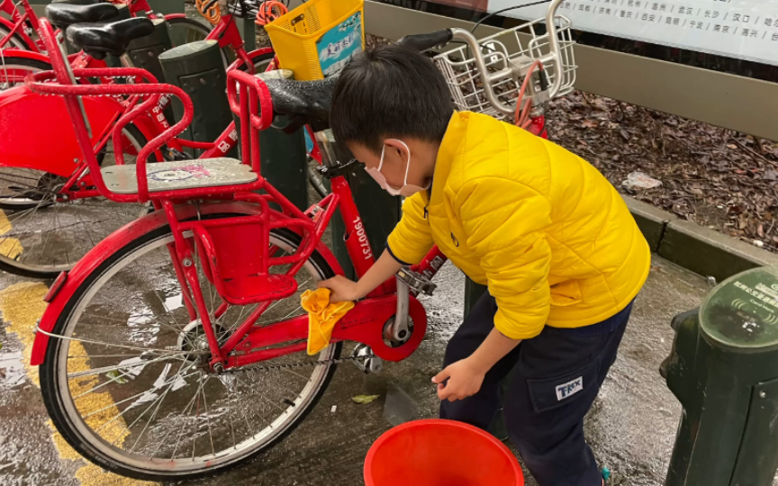 [图]小学寒假实践活动-清洗小红车