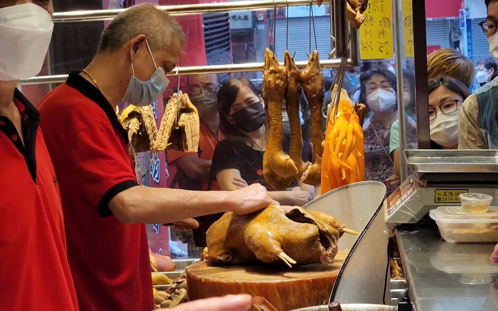 香港传统市场卤味小店排长队 爆汁卤鸭卤鹅 肥美大鹅肝内脏