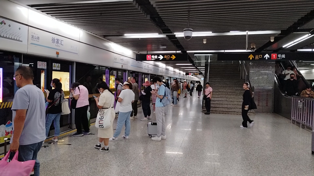 上海地铁9号线创可贴953往松江南站方向徐家汇进站