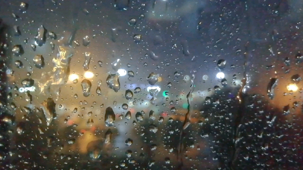 下雨啦!超级喜欢下雨天坐在窗台看雨