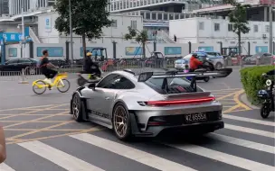 Télécharger la video: 深圳湾万象城偶遇保时捷992GT3RS这夸张的大尾翼太帅了