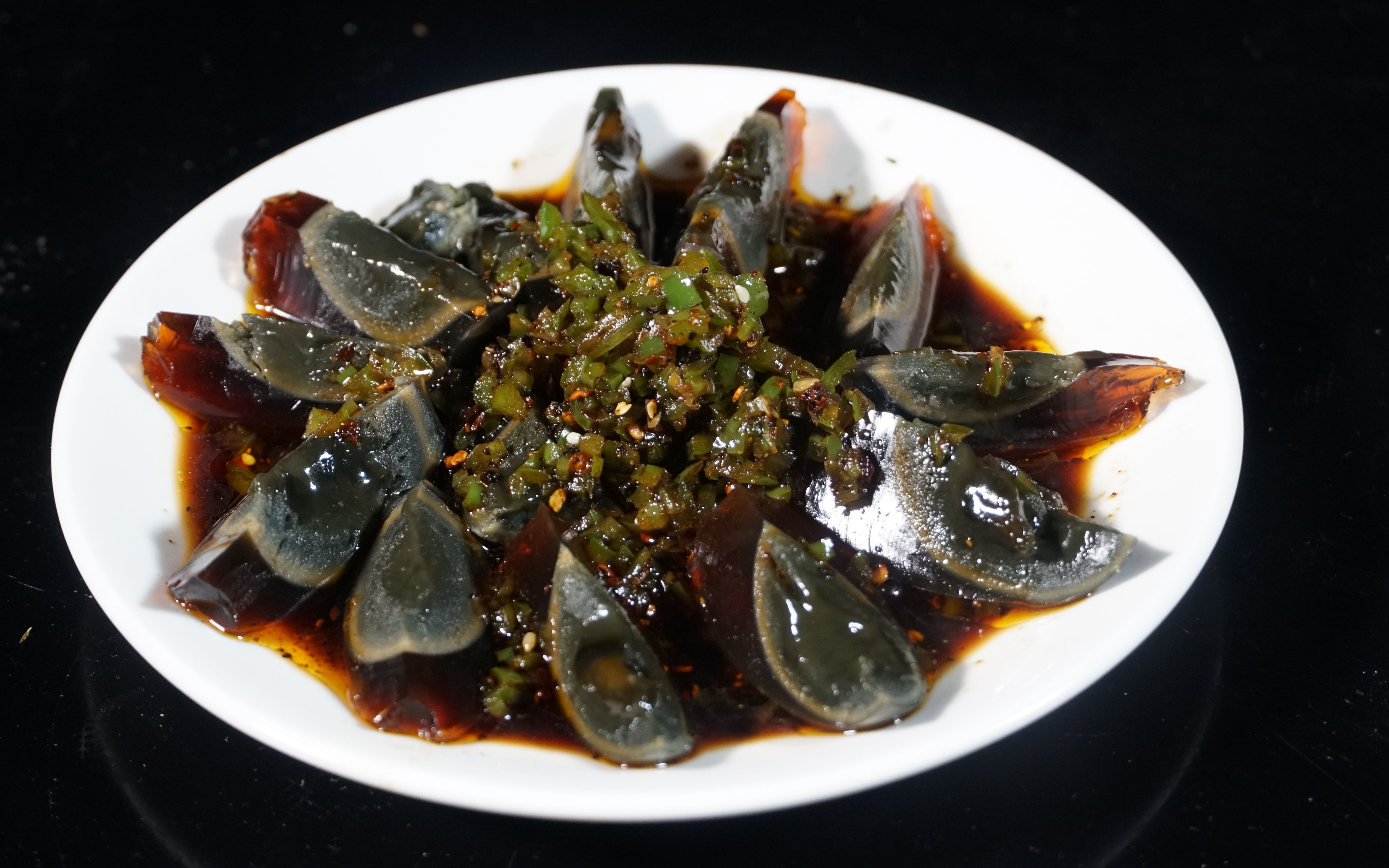 【青椒皮蛋】夏天必不可少的一道美味:青椒皮蛋 好