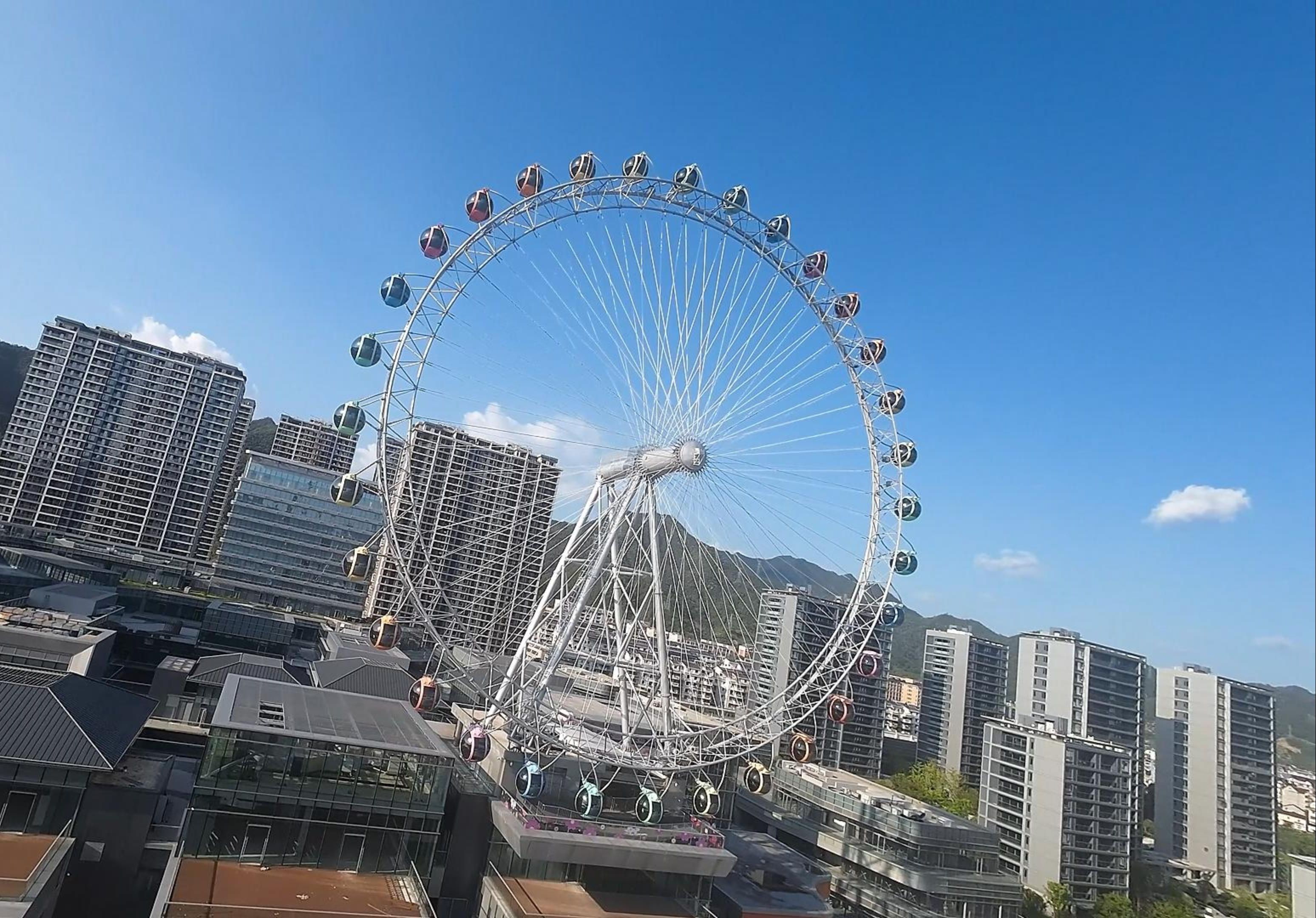 穿越机拍摄小小的摩天轮