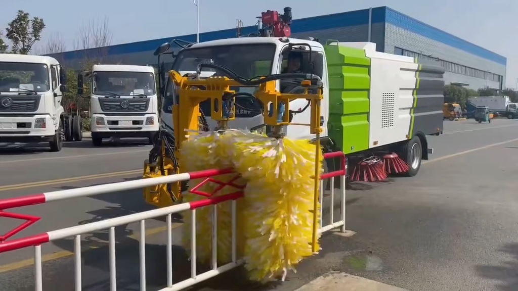 东风多利卡扫路车加装前置城市护栏清洗机作业调试～_哔哩哔哩_bili