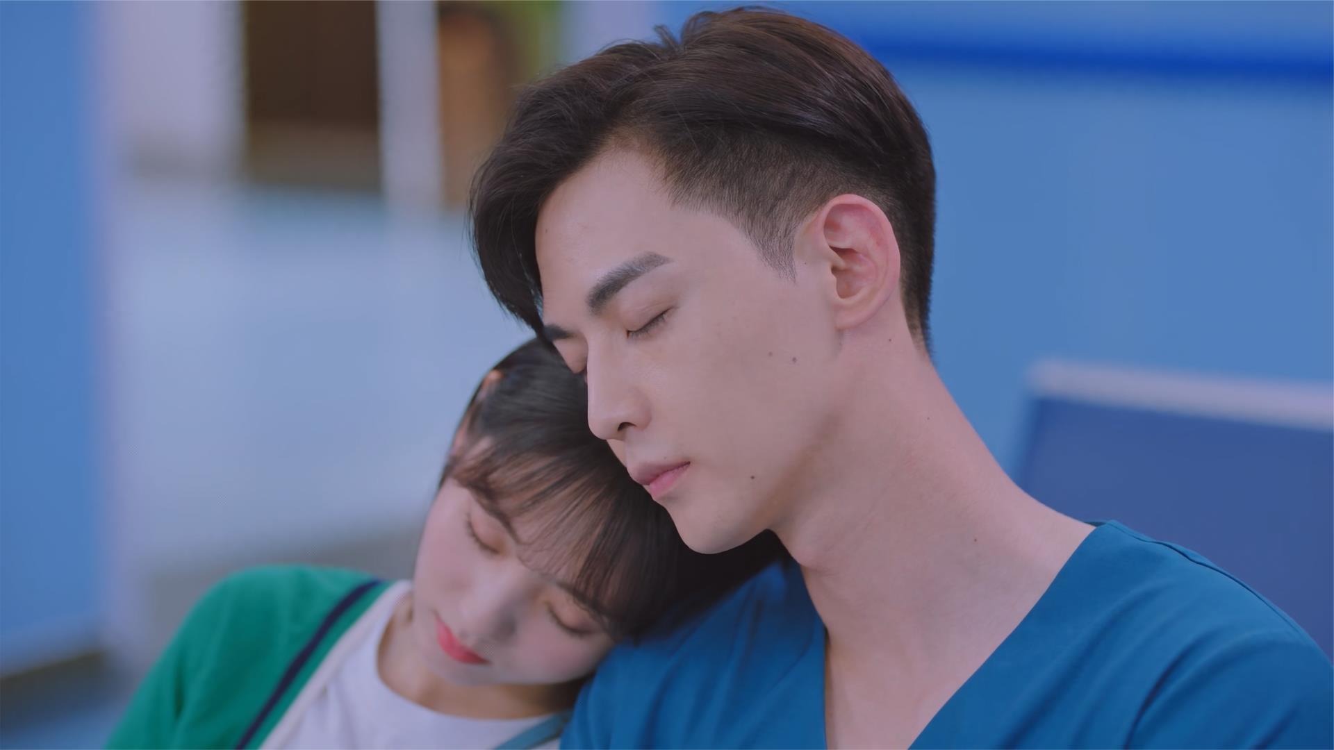 邢菲睡着后,唐晓天贴心送肩膀,简直太暖