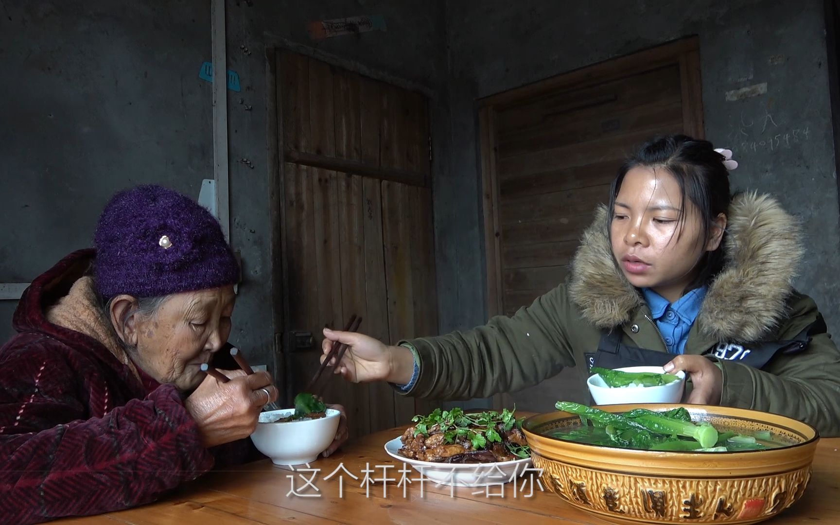 农村小英子下厨做一道广西特色菜炒酸芋头杆还是家乡的味道