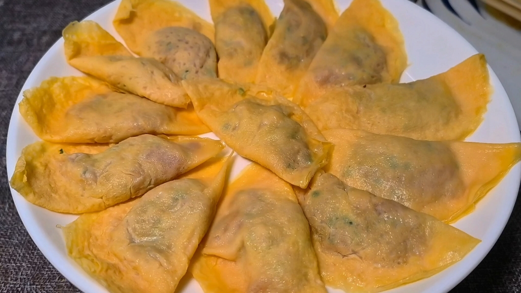 教你用一把勺子在家做手工蛋饺,比例方法告诉你,色泽金黄不破皮